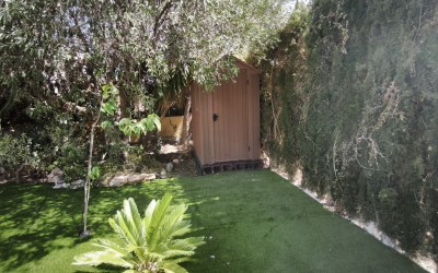 Bungalow de esquina totalmente renovado con gran jardín.